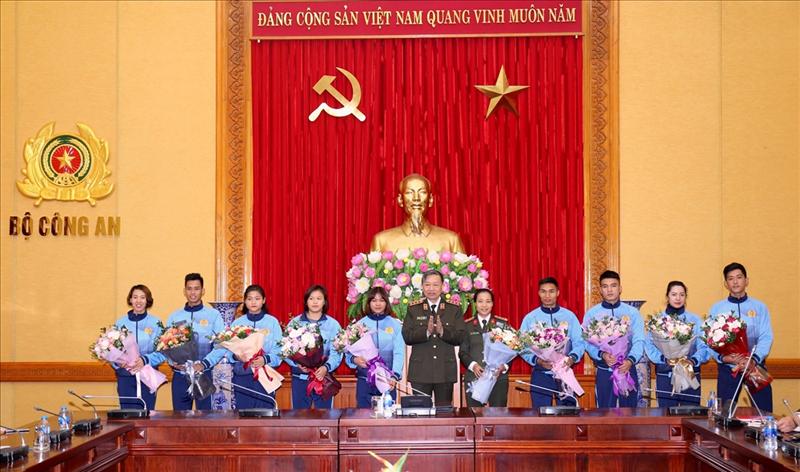 Bộ trưởng Tô Lâm tặng hoa chúc mừng các vận động viên CAND đạt thành tích xuất sắc tại Đại hội Thể thao toàn quốc lần thứ VIII năm 2018.