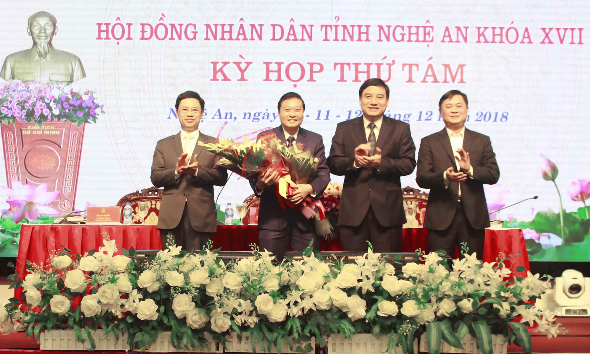 Lãnh đạo Tỉnh ủy, HĐND, UBND tỉnh chúc mừng ông Lê Hồng Vinh.