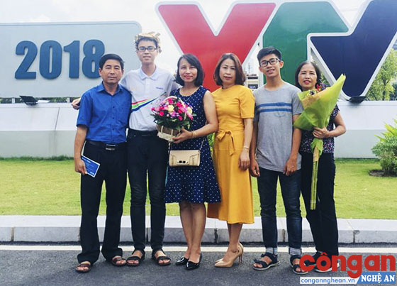 Em Trần Thế Trung (thứ 2 từ trái sang) trong niềm vui, hạnh phúc cùng gia đình