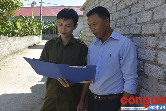 Đồng chí Trưởng Công an xã và Phó Hội đồng mục vụ giáo họ trao đổi kế hoạch đảm bảo ANTT trong lễ Giáng sinh 2018