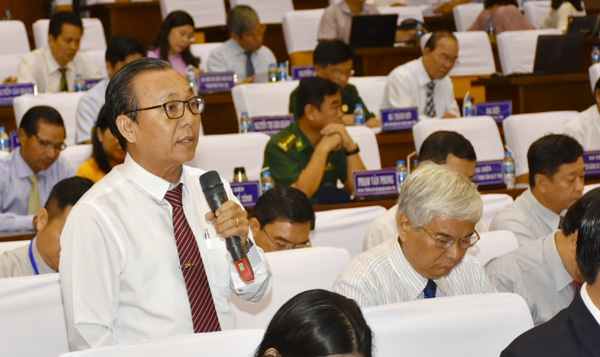 Ông Trần Văn Cường, Giám đốc Sở NN-PTNT trả lời các câu hỏi chất vấn của đại biểu Huỳnh Bách Chiến.