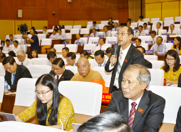 Ông Phạm Minh An, Giám đốc Sở Y tế trả lời các vấn đề do đại biểu Nguyễn Bình Minh đặt ra.