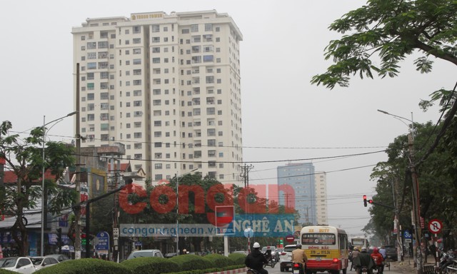 Từ đầu năm 2018 đến nay, trên địa bàn TP Vinh có 102 công trình vi phạm về trật tự xây dựng (Trong ảnh: Dự án tổ hợp trung tâm thương mại, dịch vụ và nhà ở đô thị tại khu đất số 215, đường Lê Lợi bị phạt hành chính hơn 1,143 tỉ đồng vì xây dựng sai quy hoạch đã được phê duyệt))