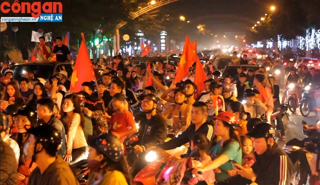 Cổ động viên mừng chiến thắng.