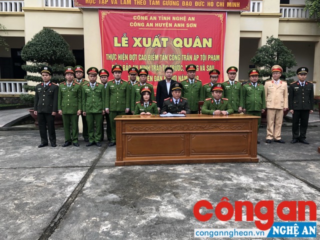 Đại diện 9 đội công tác, đại diện Đoàn thanh niên, Hội Phụ nữ, Công đoàn Công an huyện đã ký kết Giao ước thi đua