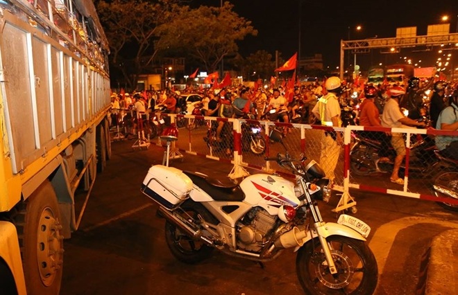 Một số nơi lực lượng chức năng phải lập hàng rào ngăn cản dòng người tràn về trung tâm thành phố 