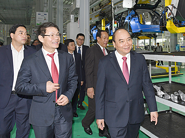 Thủ tướng Nguyễn Xuân Phúc thăm dây chuyền lắp ráp tự động của Thaco.