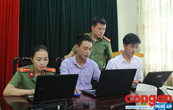 Thời gian qua, công tác tuyên truyền, phổ biến, giáo dục pháp luật trên mạng internet được chú trọng, thu hút đông đảo người dân tham gia (Trong ảnh: Đoàn viên, thanh niên Báo Công an Nghệ An tham gia Cuộc thi 
