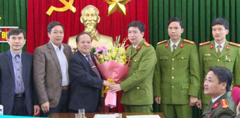 Đồng chí Lưu Vũ Lâm, Chủ tịch UBND huyện Yên Định trao thưởng và chúc mừng chiến công của lực lượng Công an huyện.