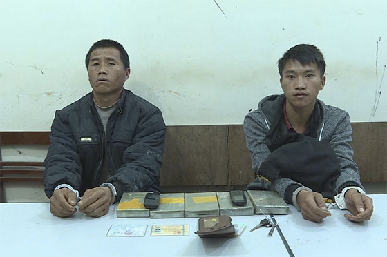 Đối tượng Hạ và Vàng cùng tang vật 5 bánh heroin tại cơ quan Công an.