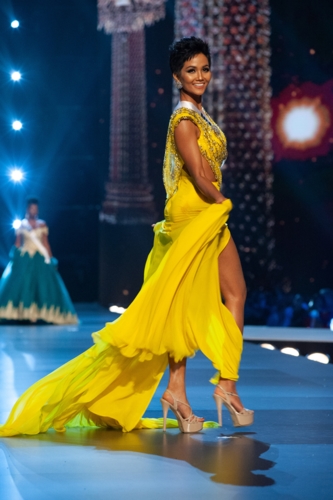 Cũng trong đêm bán kết, màn catwalk với đầm dạ hội của H’Hen Niê đã chinh phục tất cả khán giả khi cô tung váy, xoay người với thần thái xuất sắc.