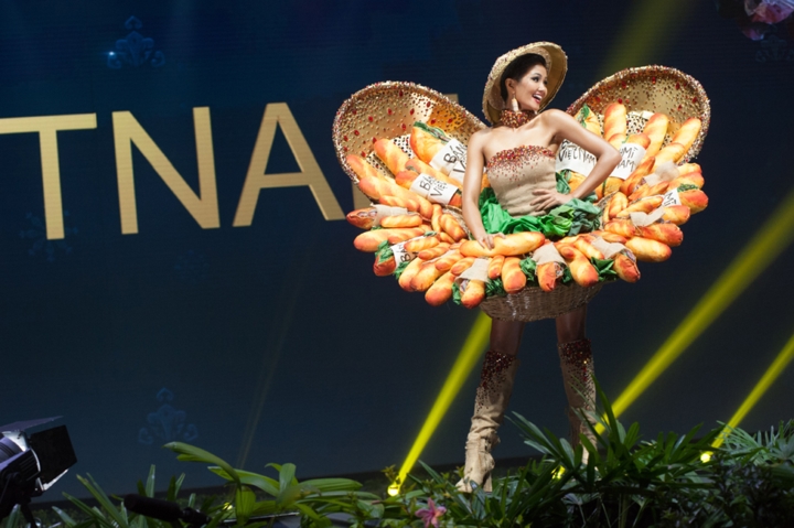 Ở phần thi Trang phục dân tộc, bộ váy “bánh mỳ” của H’Hen Niê được nhiều báo nước ngoài đưa tin vì sự thú vị cũng như thần thái tươi rói của hoa hậu khi giới thiệu một đặc sản của Việt Nam.