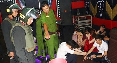 Công an tỉnh Vĩnh Long bắt nhóm thanh niên sử dụng ma tuý tại quán karaoke 67 HiHi