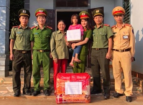 Công an TX Thái Hòa luôn quan tâm đến những gia đình  có hoàn cảnh đặc biệt khó khăn