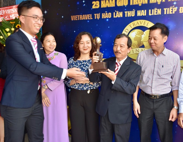 Ông Võ Thanh Mỹ, Giám đốc Vietravel Chi nhánh Vũng Tàu đón nhận chiếc cúp WTA.