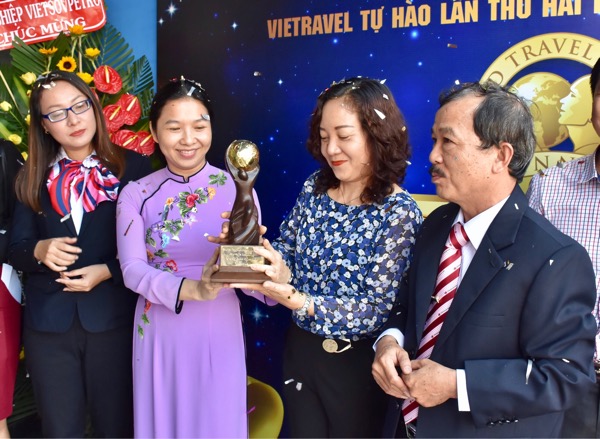 Bà Trần Thị Thu Hiền, Phó Giám đốc Sở Du lịch (thứ hai, từ trái qua) và bà Trịnh Ngọc Hoàn, Giám đốc Trung tâm Thông tin xúc tiến du lịch tỉnh chia vui cùng Vietravel.