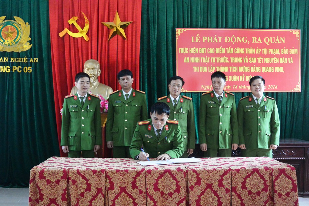 Các đội nghiệp vụ ký kết giao ước thi đua 