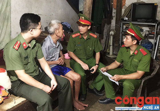Đoàn viên, thanh niên Phòng Cảnh sát QLHC về TTXH Công an tỉnh xuống nhà dân làm CMND cho gia đình khó khăn