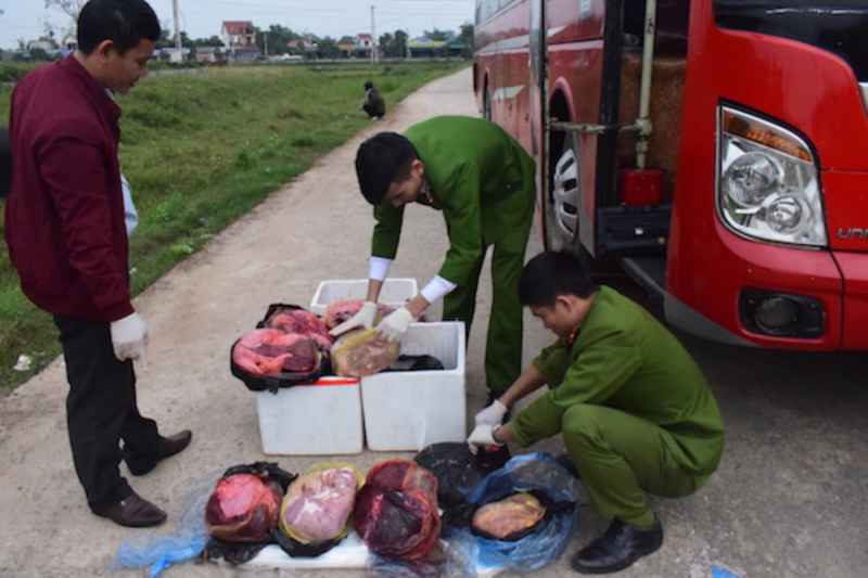 Lực lượng công an kiểm tra tang vật