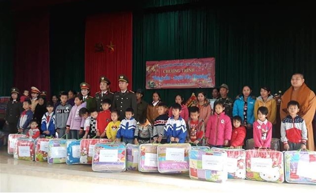 100 chiếc chăn ấm và 05 phần quà đến với các hoàn cảnh khó khăn