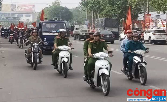 Công an phường Trường Thi tham gia diễu hành tuyên truyền pháp luật trên các tuyến phố