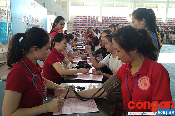 Việc học tập và làm theo tinh thần tương thân, tương ái của Bác đã tạo được sự lan tỏa rộng rãi trong cộng đồng (Trong ảnh: Sinh viên Trường Đại học Vinh tích cực hưởng ứng phong trào hiến máu tình nguyện)