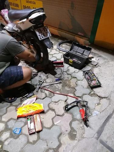 Đồ nghề cứu hộ các thành viên của nhóm phải tự sắm.