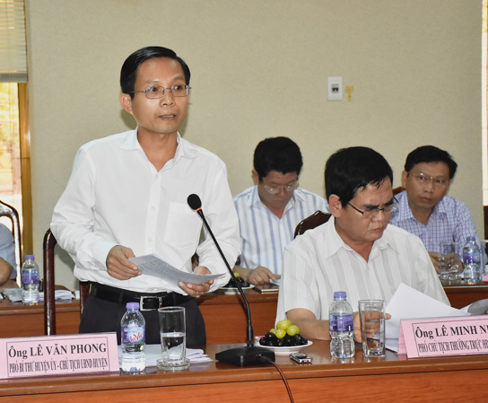Đồng chí Lê Văn Phong, Chủ tịch UBND huyện Côn Đảo báo cáo tình hình thực hiện nhiệm vụ năm 2018.