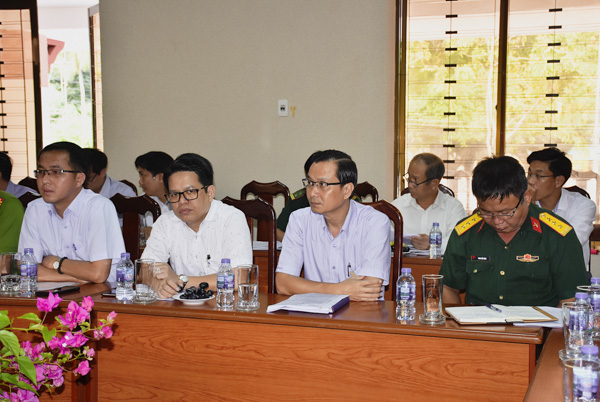 Đại diện các phòng, ban huyện Côn Đảo tham dự buổi làm việc.