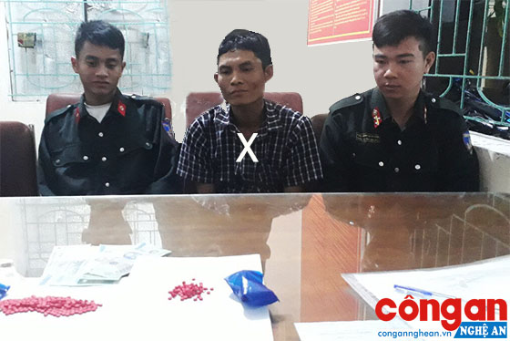 Đối tượng (X) phạm tội ma túy cùng tang vật bị lực lượng Cảnh sát Cơ động bắt giữ