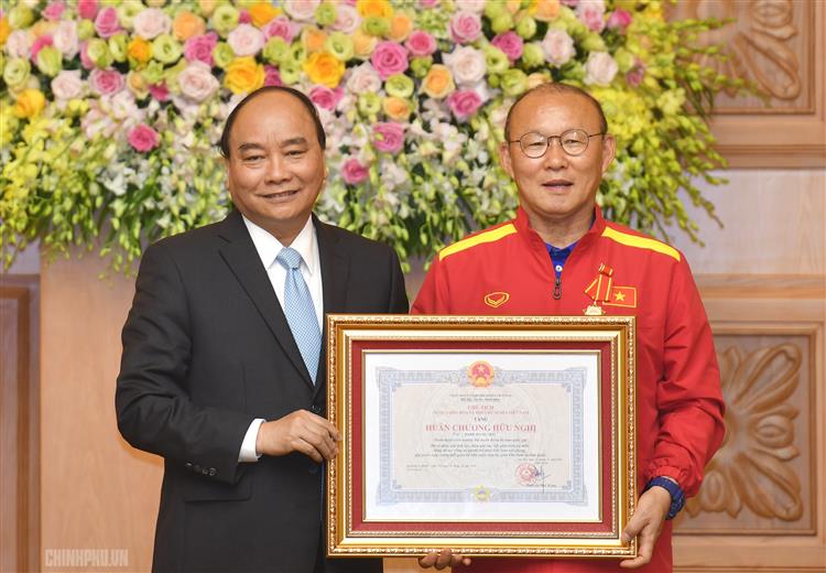 Thủ tướng trao Huân chương Hữu nghị cho HLV Park Hang-seo. Ảnh: VGP/Quang Hiếu