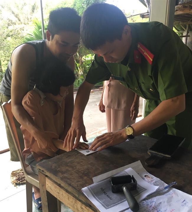 Cán bộ Công an huyện Tân Kỳ đến tận nhà làm  thủ tục cấp chứng minh nhân dân cho người dân