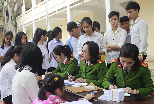 Đã có rất nhiều học sinh làm CMND lần này.
