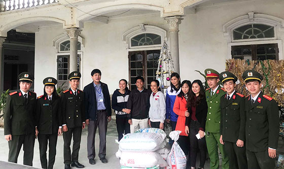 Nhiều món quà đã được trao cho các giáo xứ trong dịp lễ Noel để động viên bà con giáo dân đồng hành, sát cánh cùng chính quyền xây dựng quê hương (Trong ảnh: Công an TX Hoàng Mai thăm, tặng quà cho 