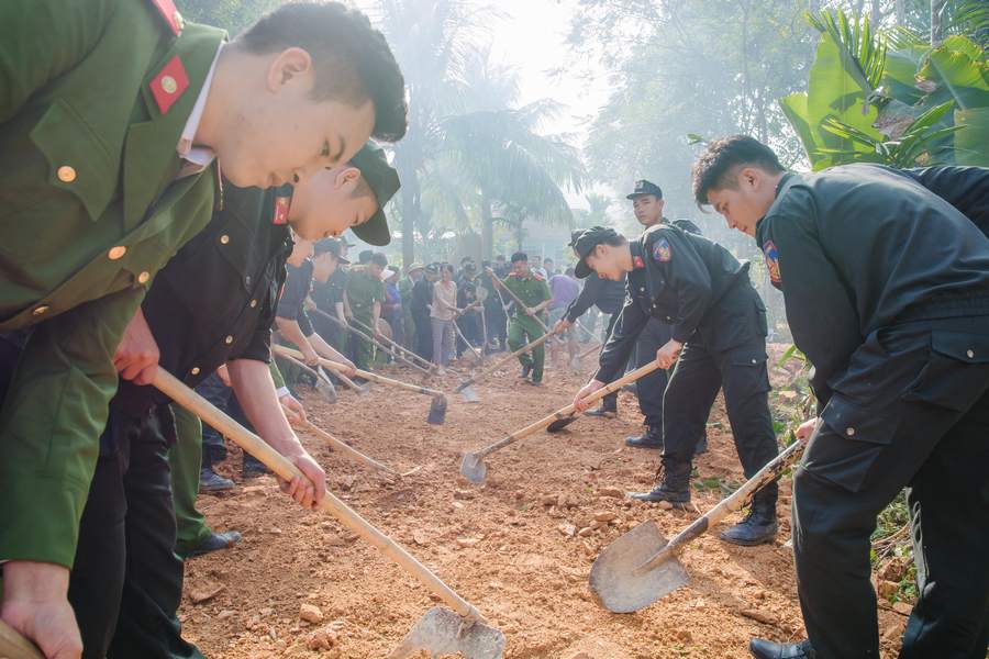 Giúp dân mở đường