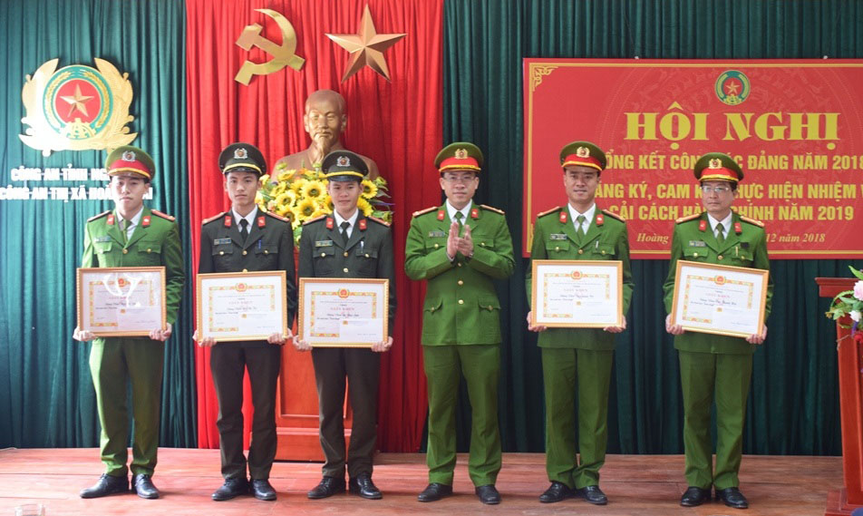 Dịp này, có 6 cá nhân được nhận Giấy khen của BCH Đảng bộ Công an TX
