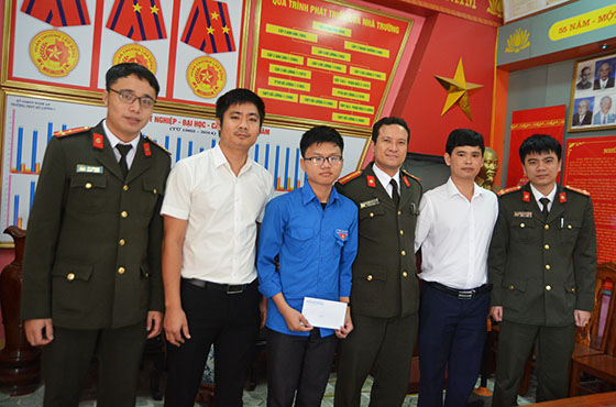Trao quà cho em Đinh Viết Tỵ