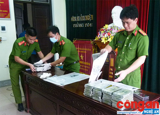 Lực lượng Cảnh sát ĐTTP về Ma túy phối hợp với các đơn vị liên quan tiến hành mở niêm phong tang vật trong 1 vụ án ma túy