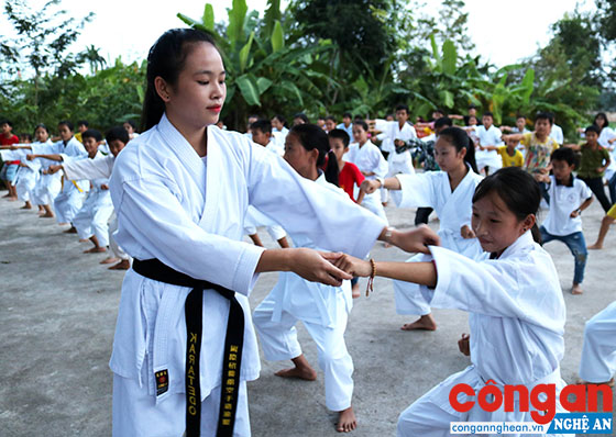 Hoàng Thị Phương tận tình hướng dẫn các em tập luyện võ thuật
