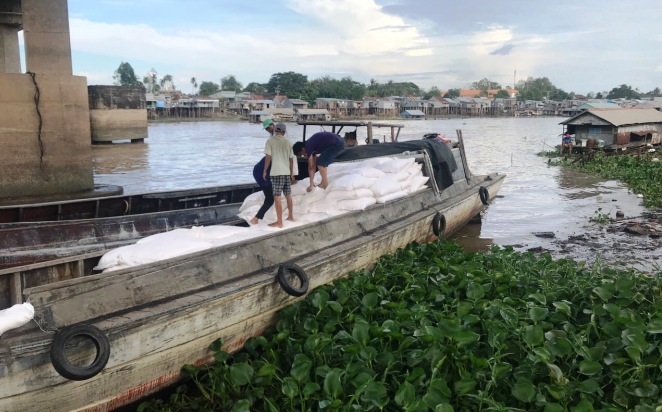 Các đối tượng dùng ghe vận chuyển trái phép hàng hóa qua biên giới.