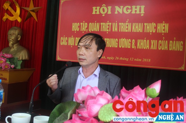 Đồng chí Chu Chiến Sơn – Báo cáo viên, Phó phòng lý luận chính trị và lịch sử Đảng – Ban tuyên giáo tỉnh ủy quán triệt nội dung của Hội nghị Trung ương 8