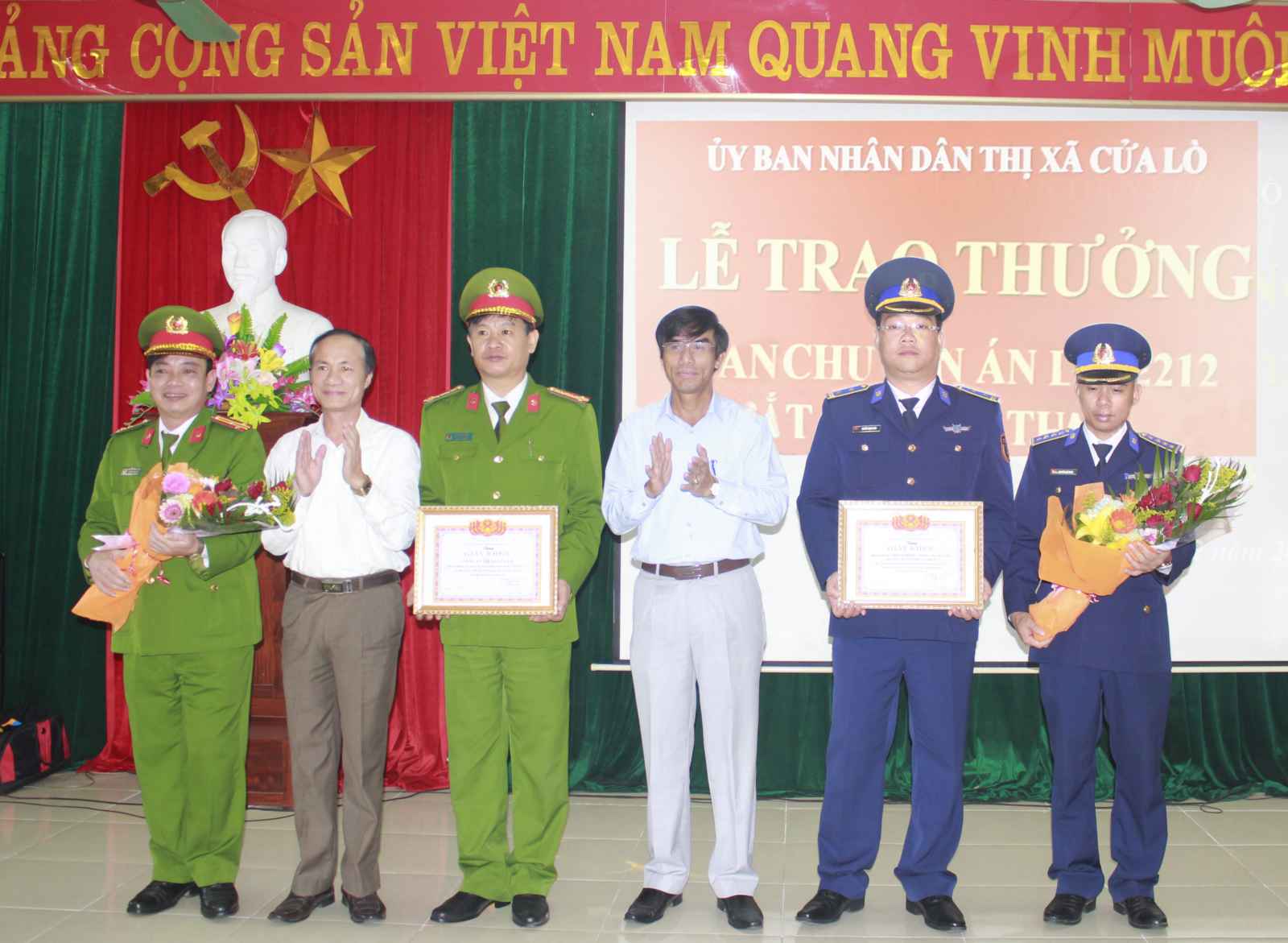 Lãnh đạo thị xã Cửa Lò trao giấy khen cho Đoàn Đặc nhiệm PCTP ma túy số 2 và Công an TX Cửa Lò