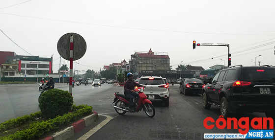 Các phương tiện tham gia giao thông tại ngã 5 Quán Bàu khá lộn xộn,              tiềm ẩn nguy cơ mất an toàn giao thông
