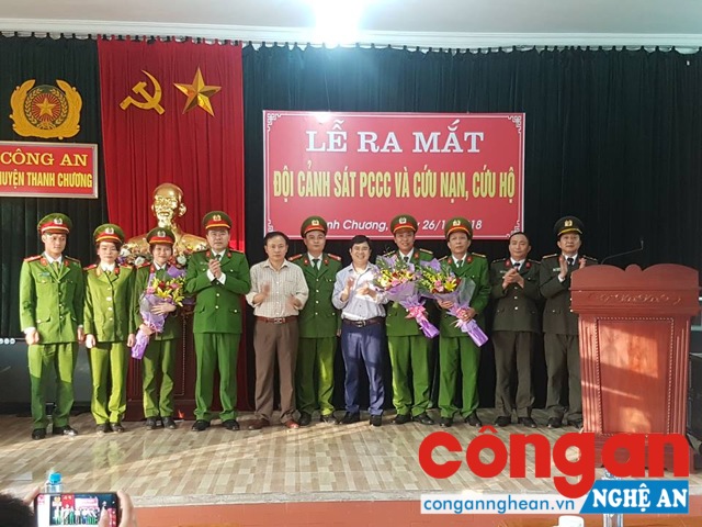 Đại diện các phòng nghiệp vụ Công an tỉnh, lãnh đạo Huyện ủy, UBND Huyện và Công an huyện Thanh Chương chúc mừng các đồng chí cán bộ nhận nhiệm vụ công tác mới