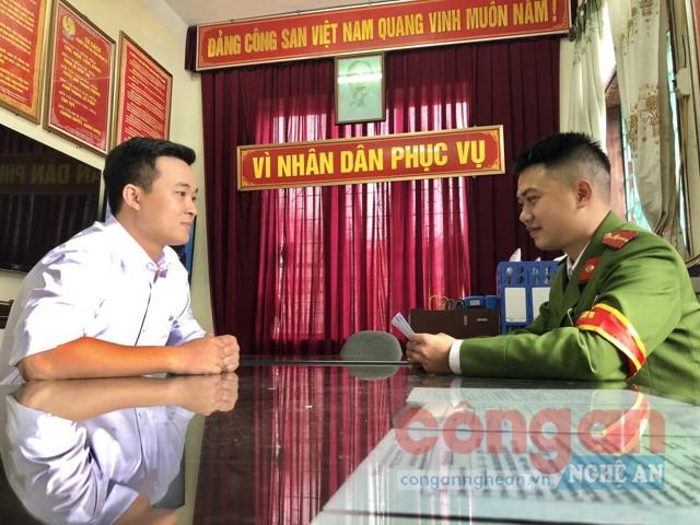 Cán bộ Công an phường Hưng Dũng tiếp nhận tin báo tố giác tội phạm                      từ người dân