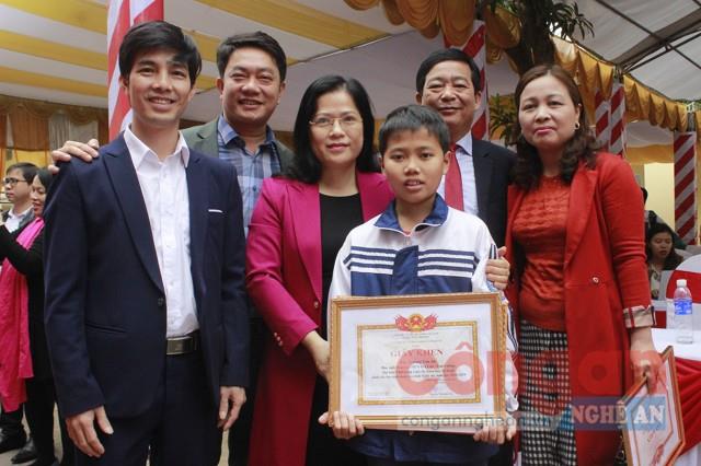 Niềm vui của thầy trò khi sản phẩm đạt 1 trong 9  giải Nhất và được chọn đi dự thi tại Cuộc thi Khoa học  kỹ thuật cấp quốc gia tại Hà Nội vào tháng 3/2019