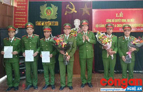 Lãnh đạo Công an huyện Kỳ Sơn trao quyết định cho Đội Cảnh sát Phòng cháy chữa cháy và cứu nạn, cứu hộ