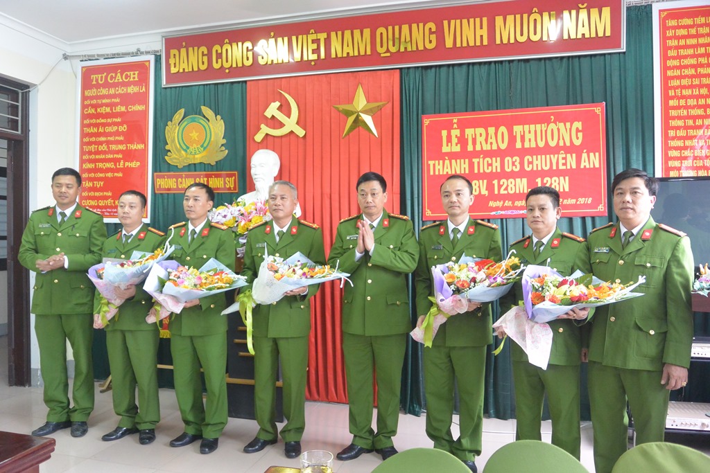 Lãnh đạo Công an tỉnh trao thưởng chúc mừng Ban chuyên án