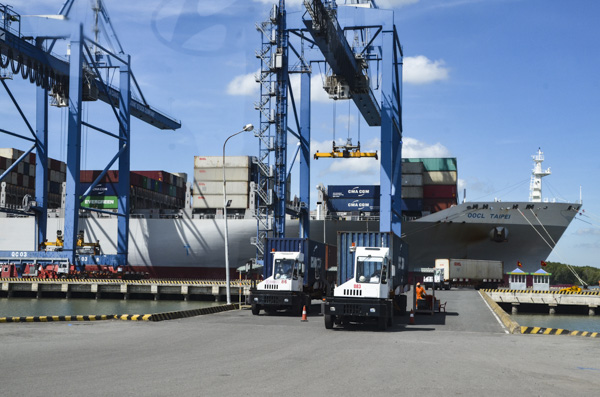 Bốc xếp hàng container tại cảng CMIT.