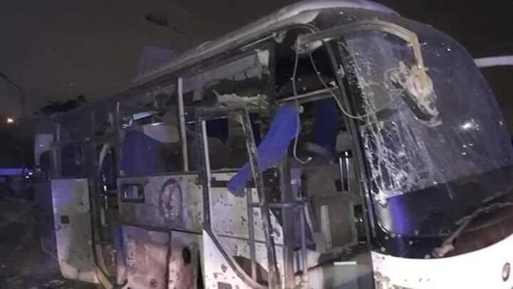 Chiếc xe buýt vỡ nát gần như hoàn toàn sau vụ nổ bom. Ảnh: AFP.